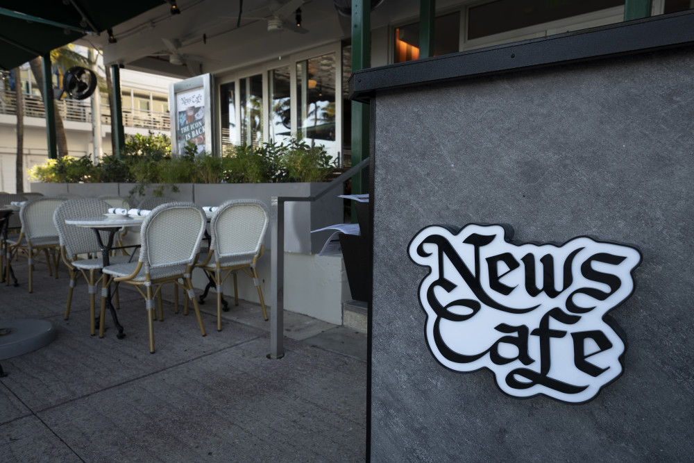 South Beach ícone, News Cafe operado pelo V&E Hospitality Group.