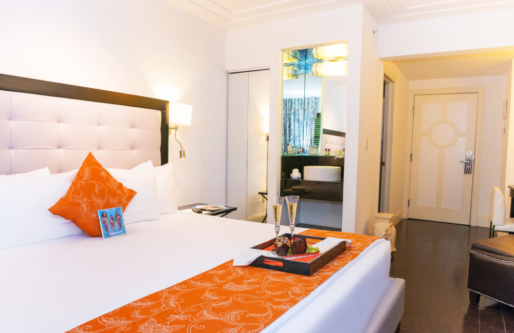 Riviera South Beach Hotels Classic Room配有现代火炬。Tempur-pedic床垫上方为白色皮革超大床架，配有白色床单，并配有300螺纹计数表和橙色口音。诱人的皮革爱情座椅营造出一个舒适的就座区域，并配有东方风格的大象茶几。客房设有硬木地板以及两个独立的浴室，配备了最新的不锈钢公用设施。房间包括最新的娱乐系统，包括壁挂式42英寸等离子电视和卫星电视，iPod基座，室内保险箱和迷你冰箱。