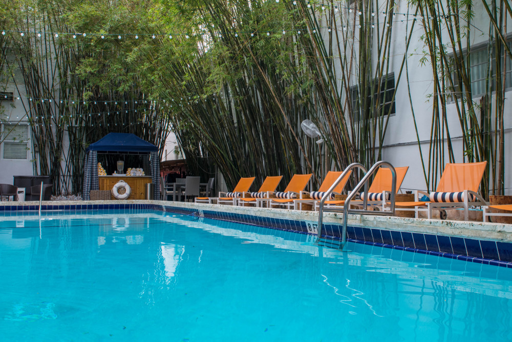 Piscina de bambú en el Catalina Hotel (Catalina cuenta con dos piscinas).