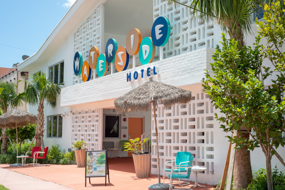 Новая квартира «Ретро-шик» Hotel находится в Miami Beach шагов от океана. Уютные и красиво обставленные номера в мягких, натуральных тонах идеально подходят для приветствия Beach уходи. Бутик-отель Waterside Hotel имеет прекрасный бассейн и является прекрасной альтернативой соседству South Beach , Идеально подходит для семейного отдыха и длительного проживания.