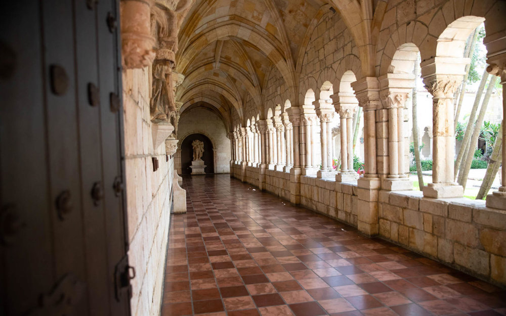 修道院の回廊への入り口