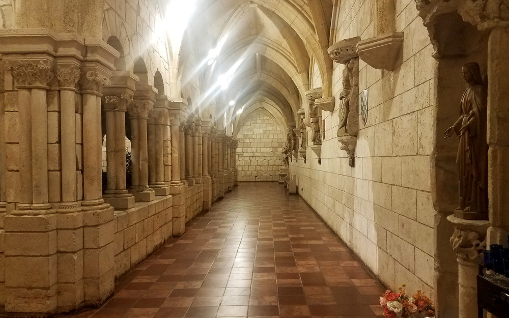 Ancient Spanish Monastery Cloître roman et gothique primitif