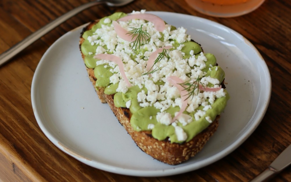 Avocadocreme, Fetakäse, eingelegte Zwiebeln, Dill