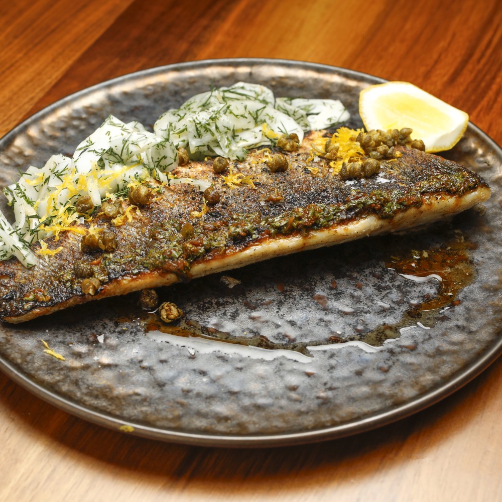 Branzino a la parrilla, vinagreta de soja shiso, ensalada de hinojo en escabeche, alcaparras crujientes