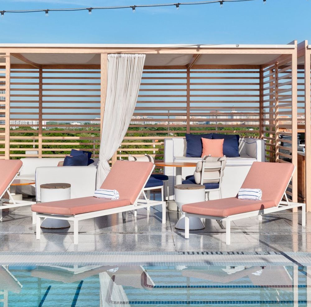 Mr. C's Luxus-Cabanas in unserem Coconut Grove Hotel sind komplett möbliert und bieten Sitzgelegenheiten für bis zu fünf Personen. Sie verfügen über Vorhänge für Schatten oder Privatsphäre sowie ein Erfrischungscenter mit gekühltem Wasser und Handtüchern.