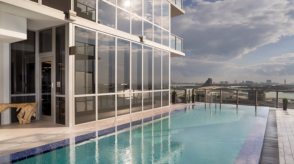A coleção Gabriel Miami, Curio, da piscina no terraço Hilton.