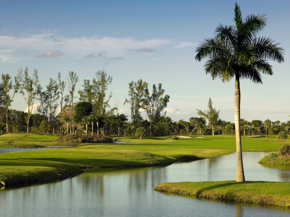 Miami Lakes Golf Club is a classic-style course located
in the beautiful town of Miami Lakes.