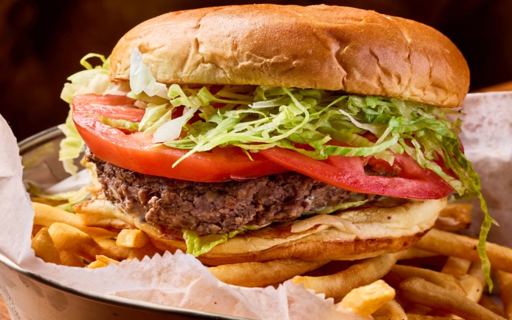 Hamburger fatto con petto di manzo, costolette e carne macinata di manzo.