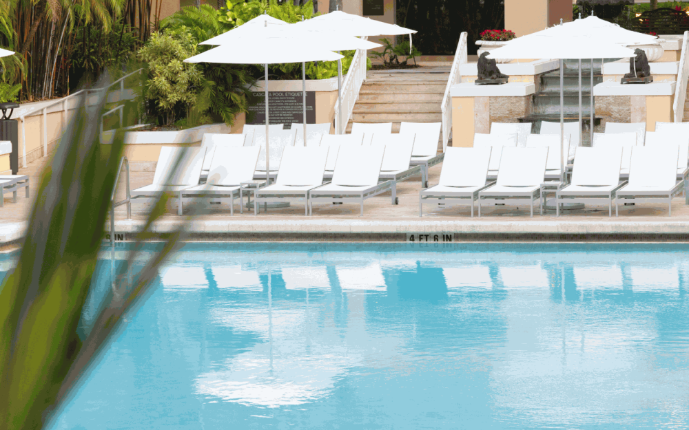 Delicie-se com o luxo do acesso gratuito à piscina Cascada exclusiva para adultos ao agendar um serviço de spa.