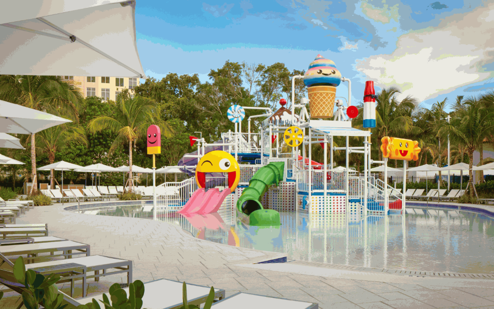 Divirta-se ao sol em Tidal Cove 's Kids Cove emoji slides onde as crianças 3 e jogue GRATUITAMENTE! (aplicam-se termos e condições)