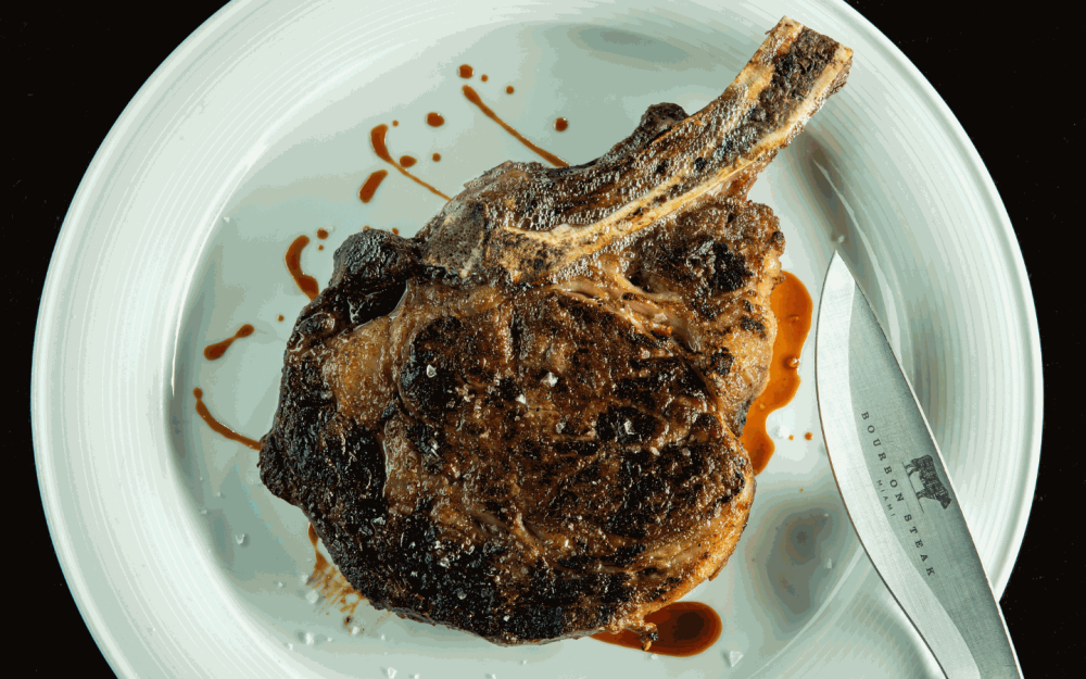 El pináculo de la perfección del bistec es el Ribeye con hueso añejado en seco. Jugoso, sabroso y añejado por expertos para una experiencia gastronómica inolvidable.