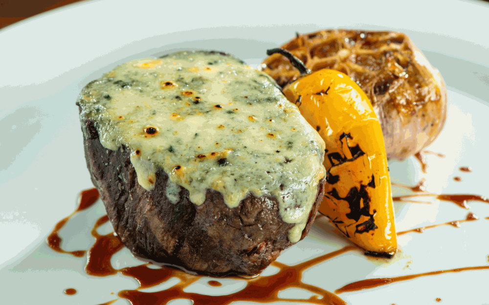 Disfrute de la decadencia culinaria con nuestro Filete adornado con un tentador Queso Azul Crust .