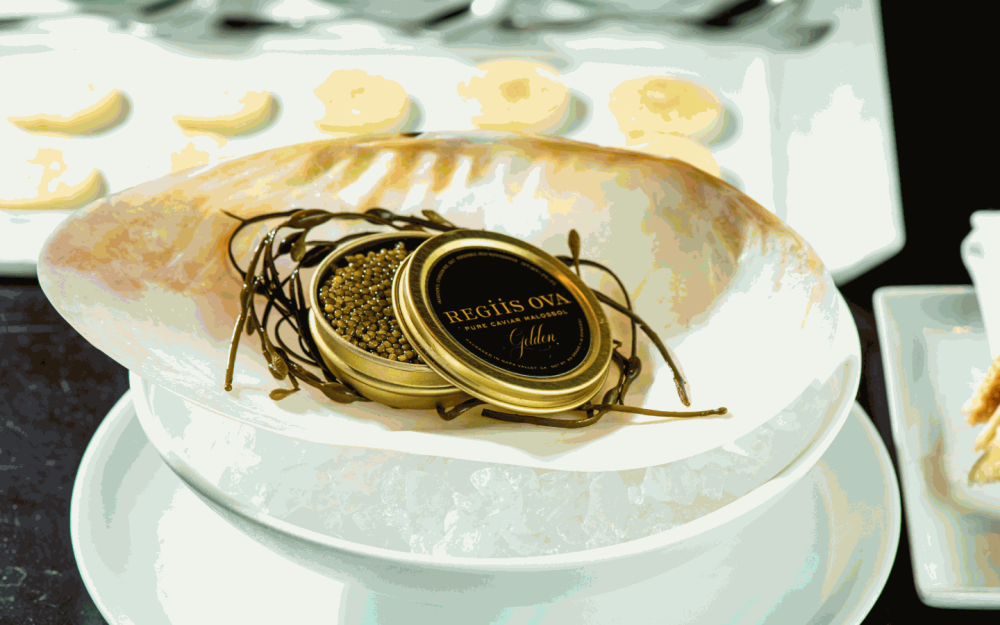 Disfrute de una buena comida en Bourbon Steak Miami coronado con un exquisito Caviar, una sinfonía de sabores para los paladares más exigentes.