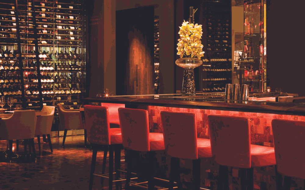 Recebido com um ambiente em Bourbon Steak Miami do bar, relaxe em grande estilo com nossa seleção de coquetéis e vinhos escolhidos a dedo.