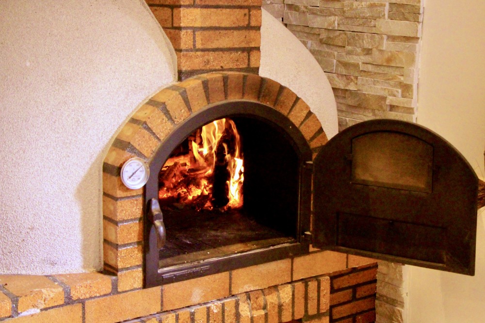 あ14,500スペインのペレルエラ産の薪オーブンを使用し、当店の特製料理をローストします。