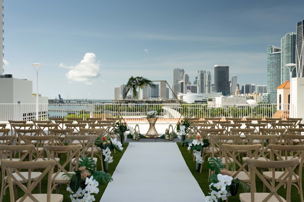 Organice su ceremonia de boda en nuestro espacio para eventos en la azotea.