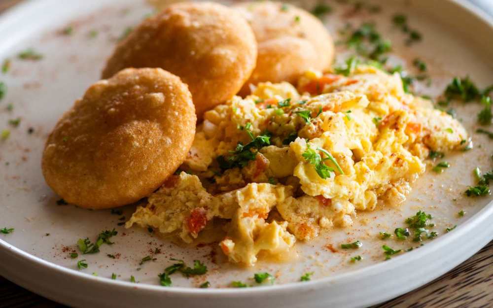 Tomaten, Zwiebeln, mit frittierten Arepas