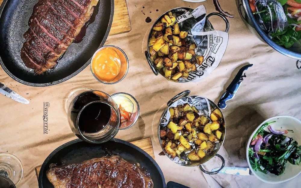 Wagyu NY Strip, Batata Assada ou Salada Farm to Table