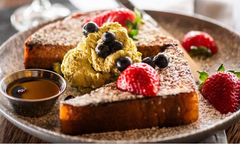 LOLO MATCHA FRENCH TOAST, FRESH BERRIES.