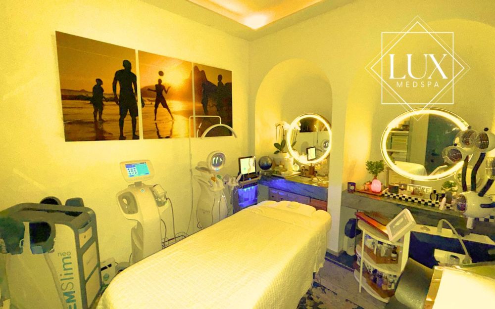 Nuestra sala de estética recientemente renovada en Lux MedSpa Brickell está lista para redefinir su experiencia de cuidado personal. ✨ Nuevas máquinas y técnicas