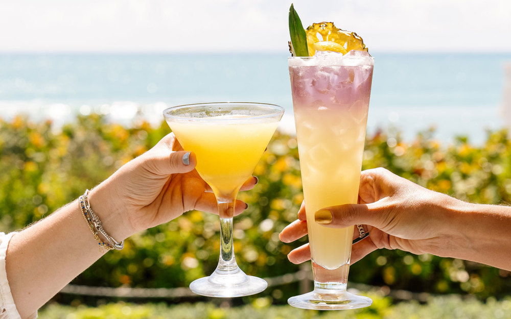 Um brinde a você com nossos espetaculares coquetéis artesanais e bem-vindo ao Ocean Social Miami Beach .