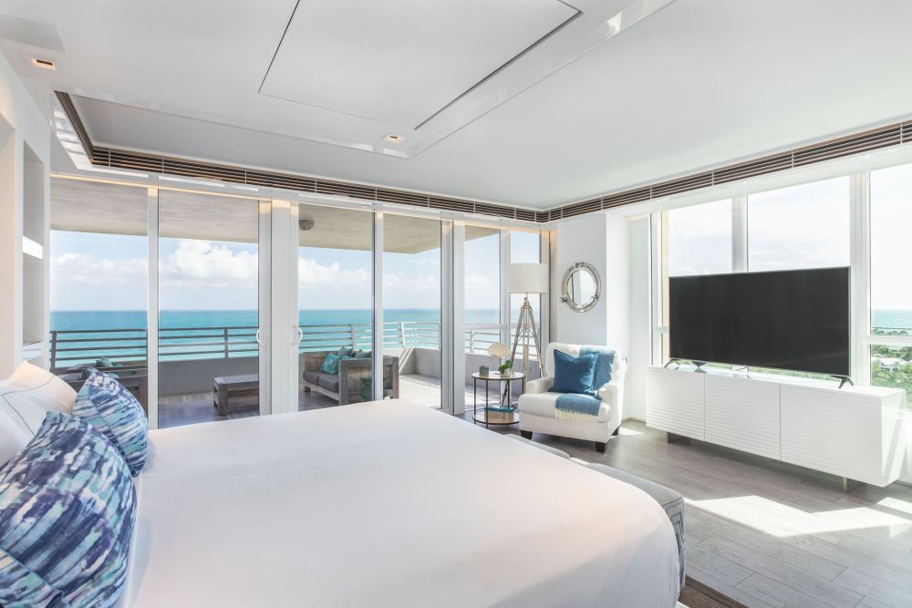 Il Penthouse dispone di 2 camera con letto king size, finestre angolari a tutta altezza e bagni in marmo con vasca idromassaggio e terrazze private fronte oceano.