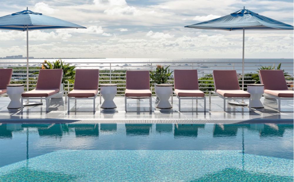 Genießen Sie endlose Ausblicke, luxuriöse Poolmöbel, eine Bar im Freien und eine Fülle sonniger Tage, auf die Sie sich im Mr. C Miami freuen können Coconut Grove . Der Poolbereich auf dem Dach bietet einen atemberaubenden Blick auf die Bucht, Poolhandtücher und Liegestühle sowie einen Speisen- und Getränkeservice von Bellini.