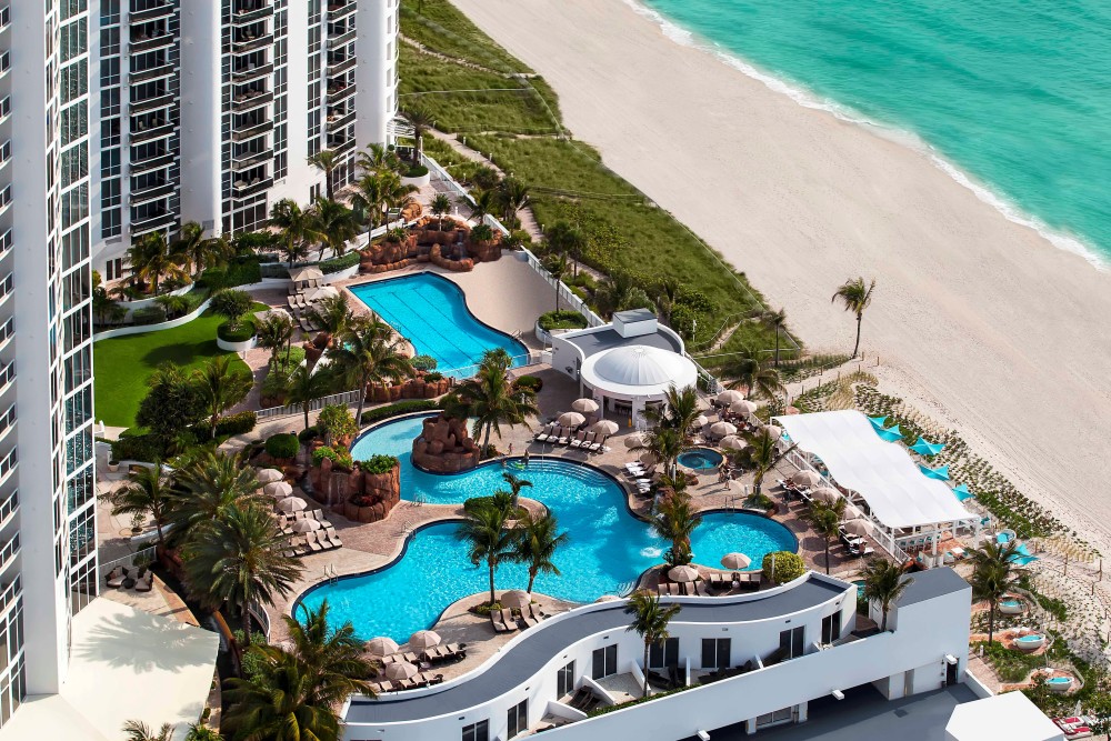 Panoramica spaziosa, bella Beach e terrazza con piscina in questa struttura di lusso.