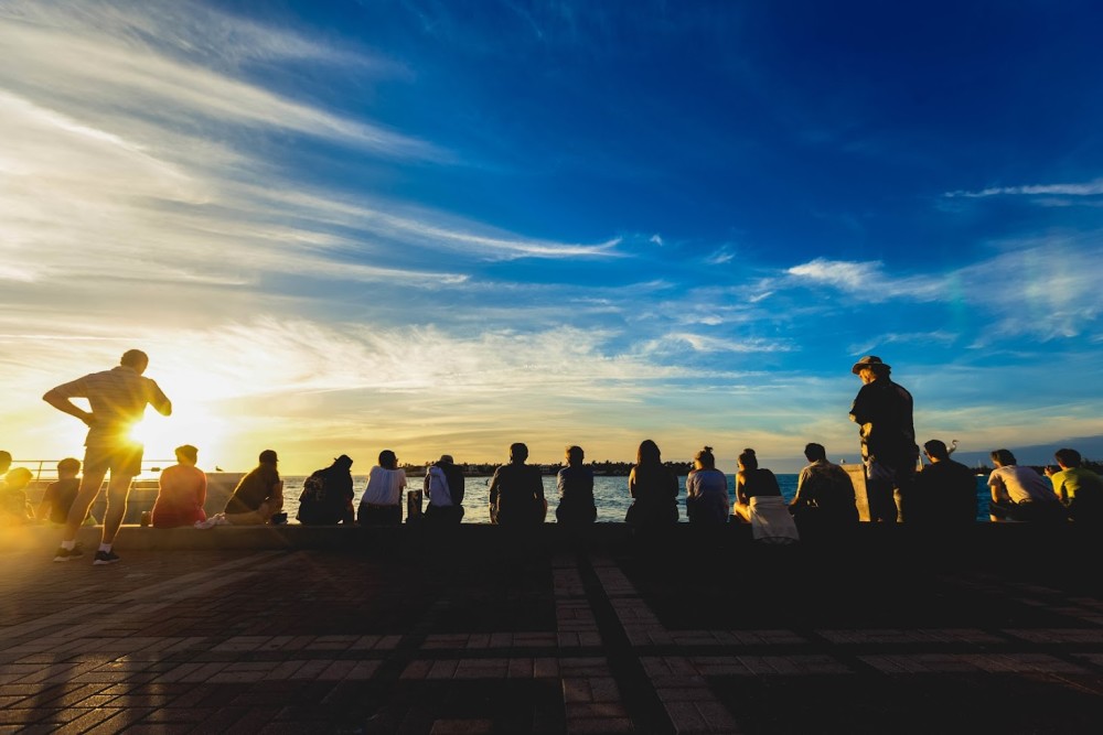 Grupo ao pôr do sol