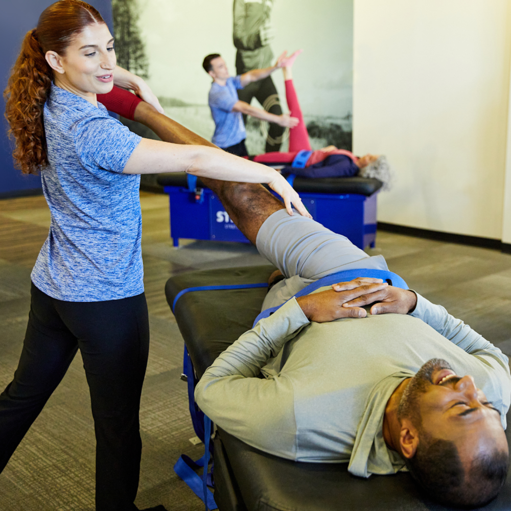 IT-Band-Stretching – Gezieltes Dehnen kann helfen, das IT-Band-Syndrom (oft als Läuferknie bezeichnet) zu lindern oder sogar zu verhindern, indem es Ihre Flexibilität verbessert und wichtige Muskeln stärkt.