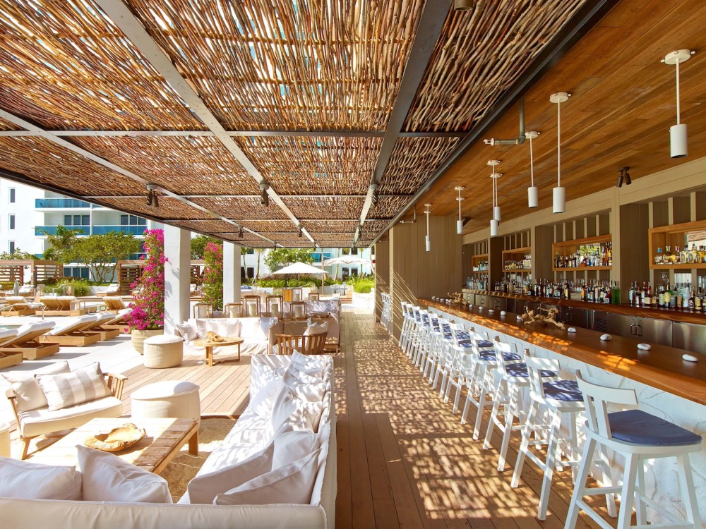 Located alongside our Center Pool, The Sandbox offers a selection of American Coastal dishes.