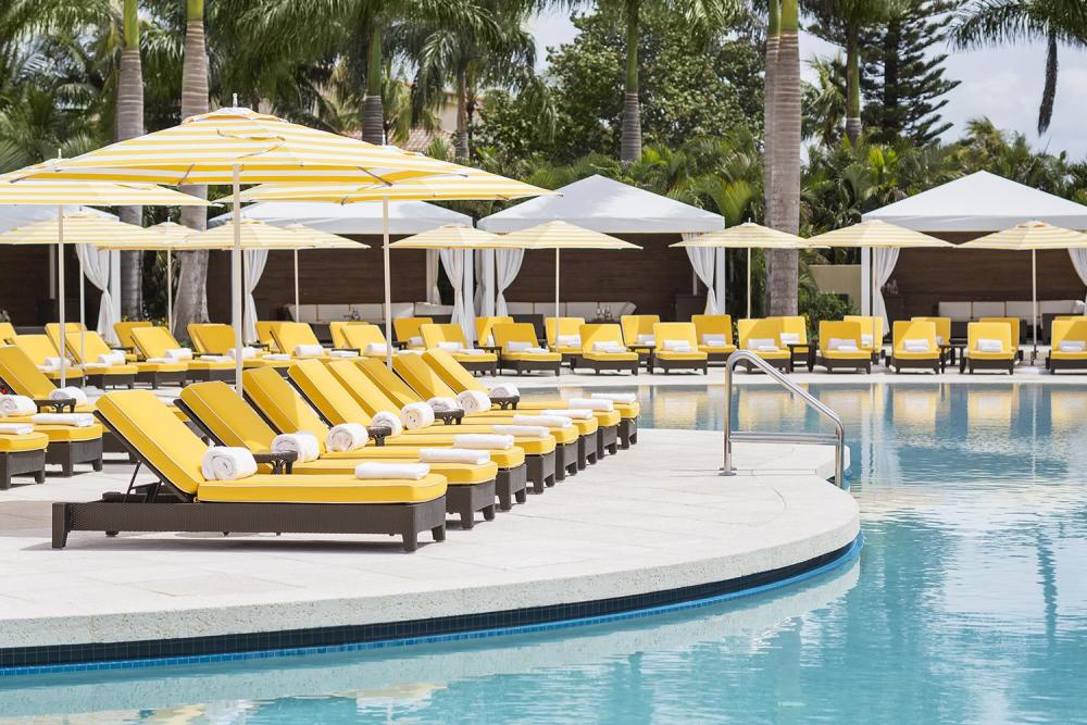 Atout national Doral Caractéristiques de la piscine Royal Palm de Miami 18 cabines privées et un 125 toboggan de 5 pieds, qui est le cadre idéal pour les escapades d'un week-end à Miami.