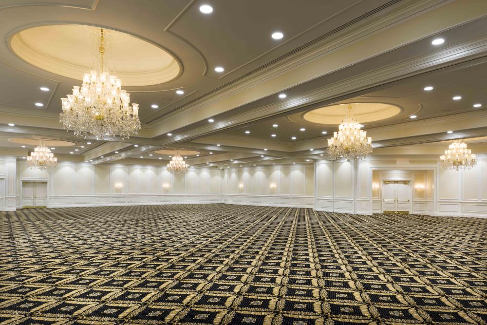 Le 9 500 pieds carrés La salle de bal White & Gold est conçue avec goût et méticuleusement dans une palette de couleurs blanc et or pour un attrait classique, pouvant accueillir jusqu'à 1 000 invités.