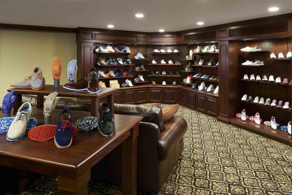 Le Golf Shop abrite plus de 7200 pieds carrés de vente au détail de golf de luxe proposant le plus grand choix de chaussures et d'équipements trouvés dans n'importe quel complexe.