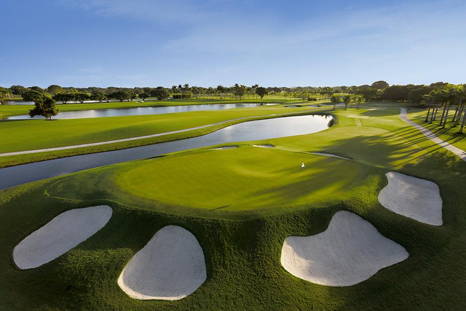 Trou du tigre rouge 14 - La particularité de ce long par 3 est le green en forme de bol avec des bunkers comme des empreintes de pas entourant le green.