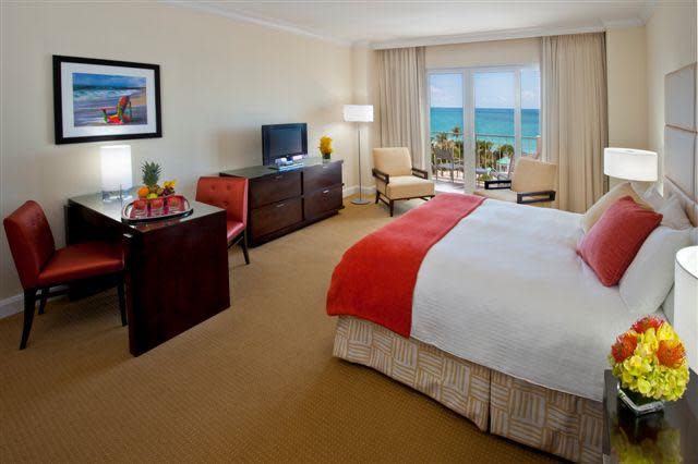 Le nostre camere Deluxe Oceanside e Ocean Front lo sono 400 - 450 piedi quadrati con una vista spettacolare sull'Oceano Atlantico. Le camere sono dotate di 1 letto king o 2 letti queen size.