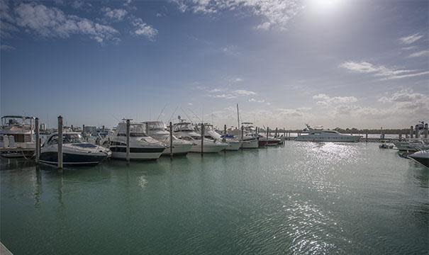 船在Bill Bird Marina在Haulover Park