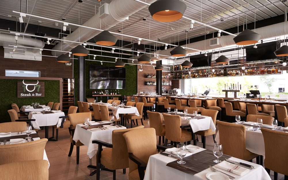107 Steak & Bar è un’esperienza culinaria unica. Regalati un’avventura di Fusion cibo in uno spazio da pranzo moderno all’interno del Element Miami DoralHotel . 107 Steak & Bar unisce l’atmosfera Wynwood e Brickell con la combinazione di colori senza tempo e l’arredamento fondamentale dell’iconico Hotel . Doral turisti e gente del posto di Miami hanno aspettato un ristorante come 107 , che abbina ingredienti di alta qualità a un servizio di alta qualità.