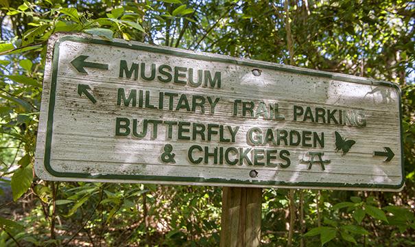 Arch Creek Park & Nature Center Sinal de trilha militar do museu