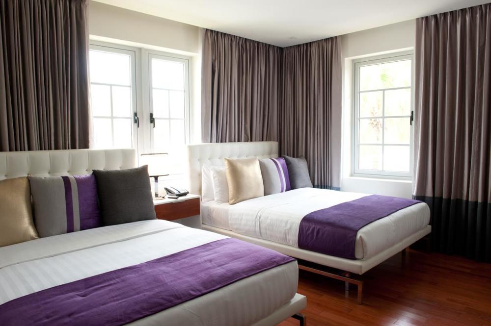 Leslie Queen Room