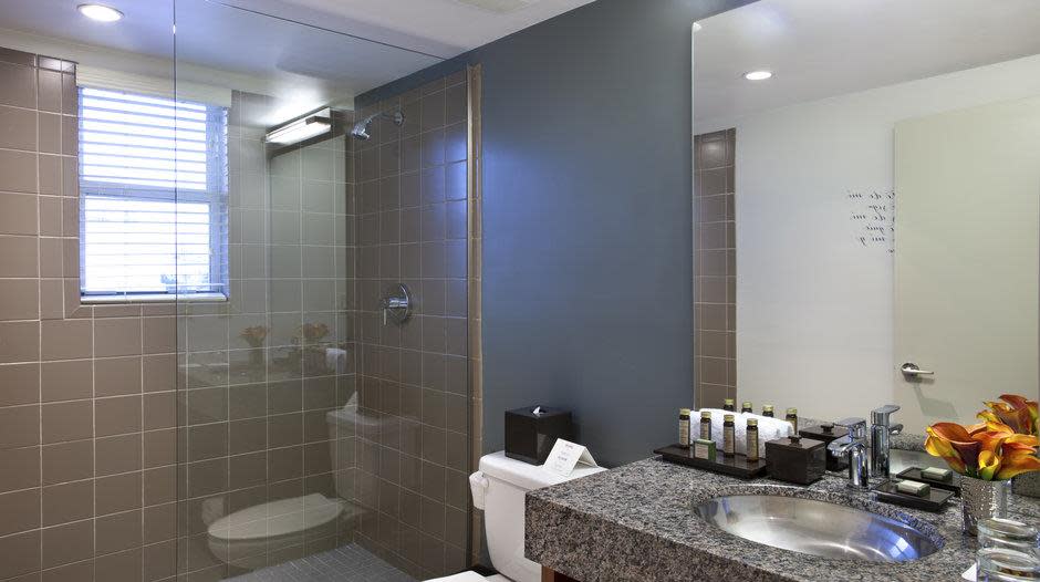 El Paseo bathroom