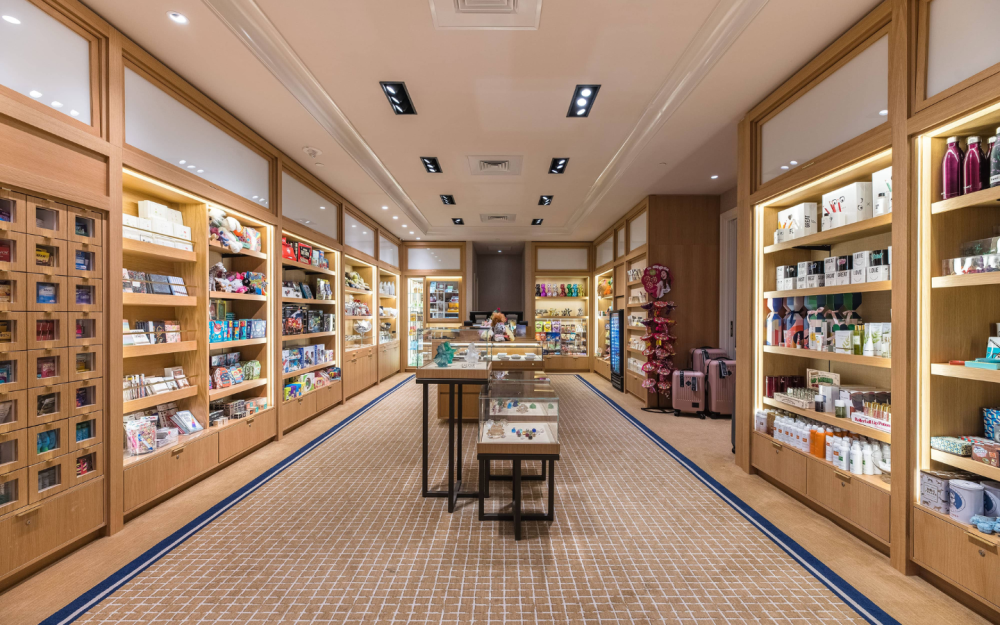 Localizado no lobby, você pode encontrar todos os itens essenciais, como produtos farmacêuticos e presentes, para sua conveniência no Turnberry News.