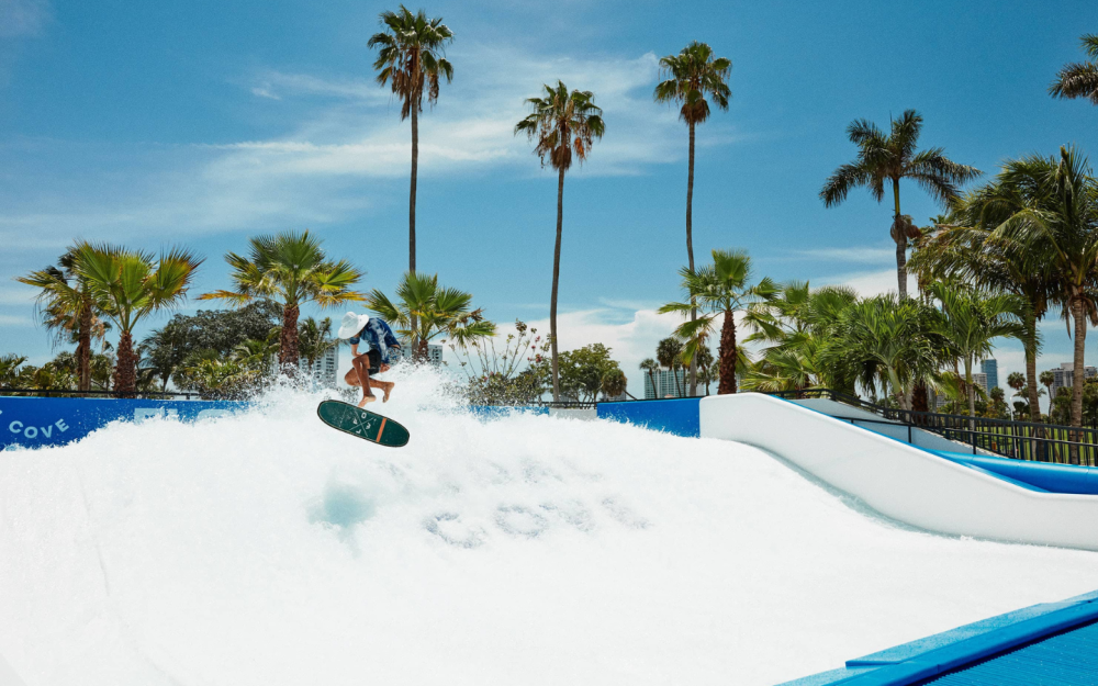 Monte o primeiro FlowRider® do país com assinatura diária. Torne-se um profissional e faça uma aula particular por $ 120 + / 30 minutos. Aplicam-se termos.