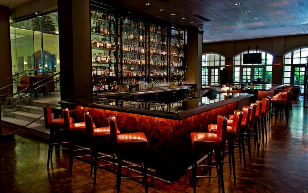 Descubra o epítome do artesanato em coquetéis com nosso exclusivo A5 Japanese Old Fashion, exclusivamente em Bourbon Steak Miami .