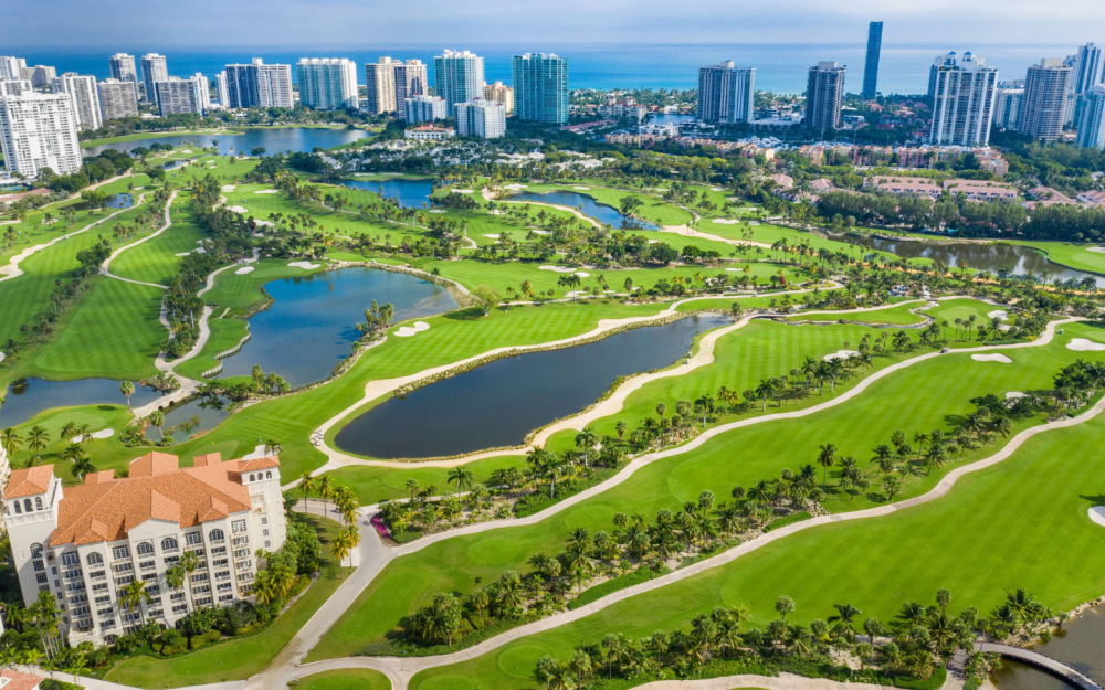 300 hectares de paisagem para uma escapadela de golfe perfeita. Reserve a sua hora do chá no Soffer ou no Miller Course!