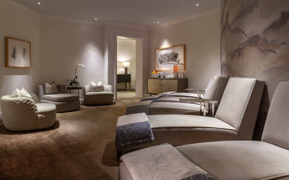 Pause the clock and spend time in our relaxation lounge where you can enjoy the offering of complimentary light bites and refreshments.