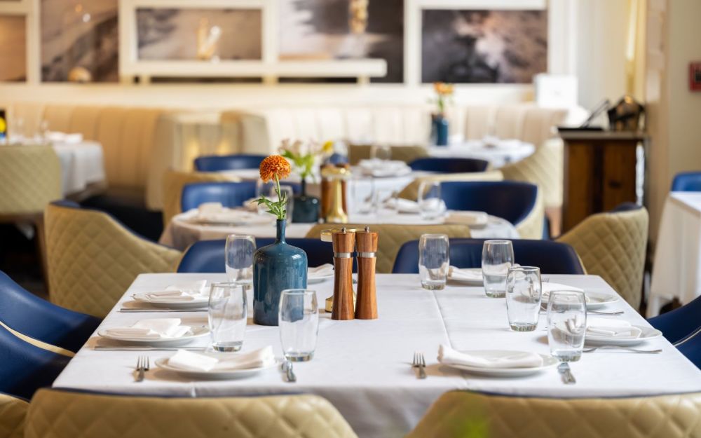 Villa Azur boasts a striking dining, blending neoclassical and contemporary elements with a glamorous French Riviera allure.