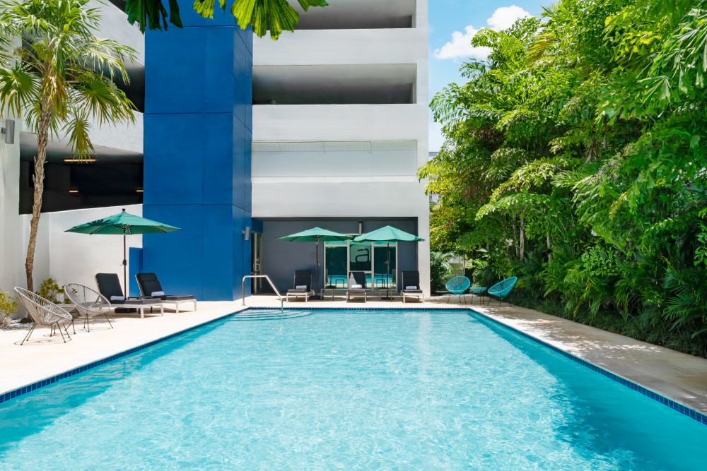 Outdoor pool on the ground floor with sun loungers and a relaxing atmosphere, perfect for soaking up the Miami sunshine.