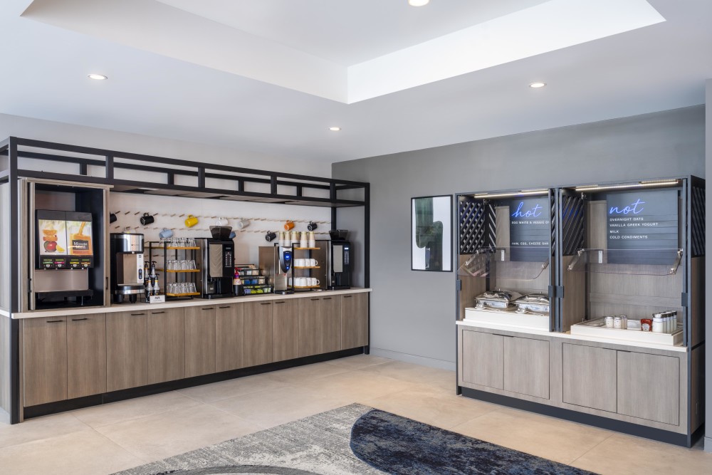 Le petit-déjeuner est inclus dans les tarifs nocturnes d'Atwell Suites | Des plats chauds et froids pour le petit-déjeuner sont disponibles dans notre salon du 24e étage tous les matins