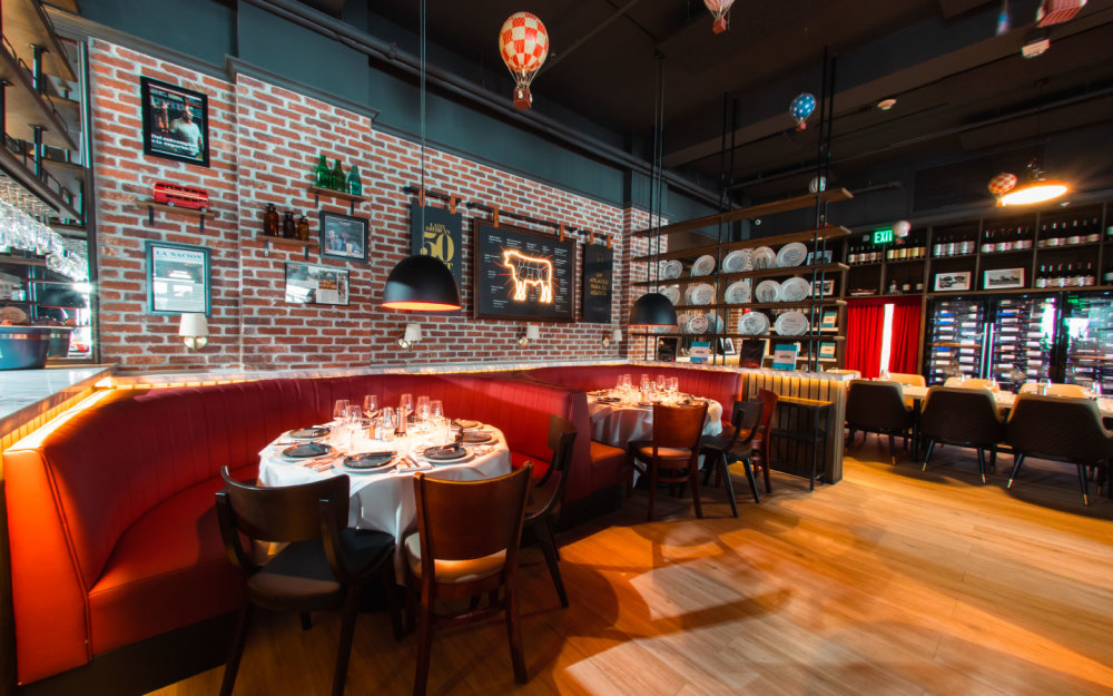 Many guests note that the ambiance feels simultaneously elegant and cozy perfect for both celebratory dinners and relaxed social evenings.